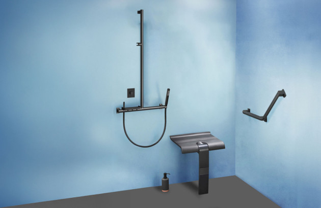 Douche accessible avec siège intégré et barres de maintien dans un espace sécurisé