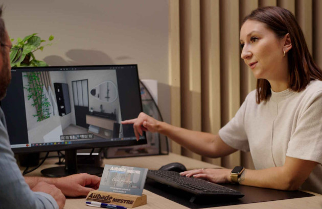 Anaëlle présente le plan 3D de la salle de bain d'Éric