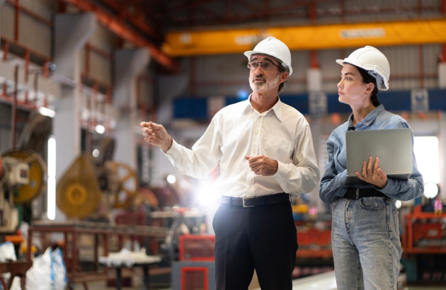 Ingénieurs préparant l'analyse de la performance énergétique d'une entreprise