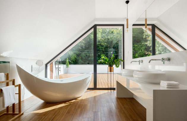 Salle de bains sous combles avec baignoire îlot