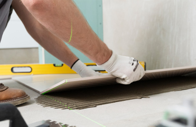 Pose de carrelage sur mesure avec découpe précise et alignement des carreaux au sol