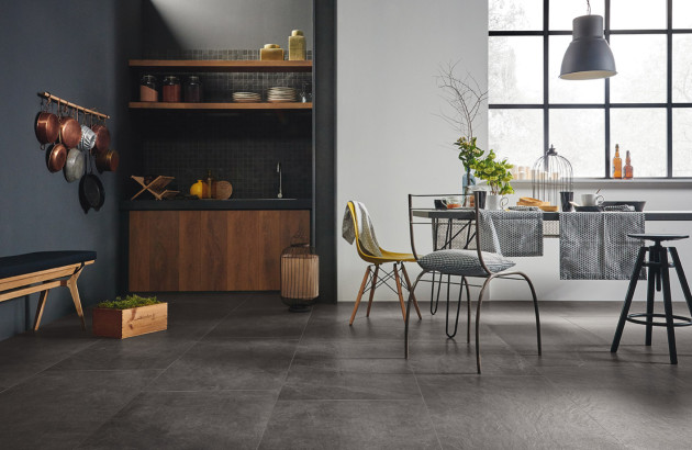 Salon de maison moderne avec du carrelage teinté dans la masse au sol