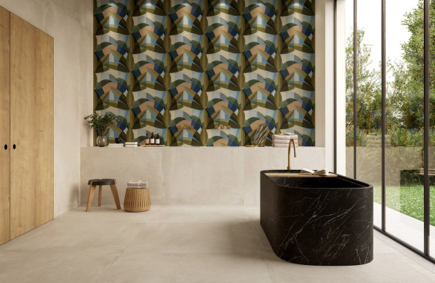 Salle de bains design avec baignoire noire effet marbre, mur décoratif graphique et grande baie vitrée.