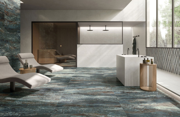 Espace de vie avec du carrelage marbre vert et d'autres matériaux