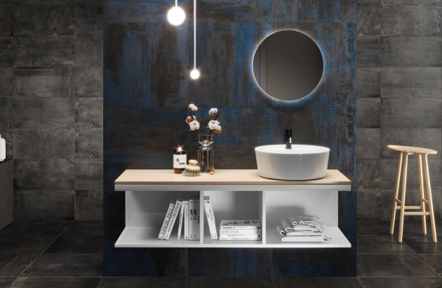 Salle de bains avec deux types de carrelage effet metal oxydé au mur associé à un meuble en bois peint