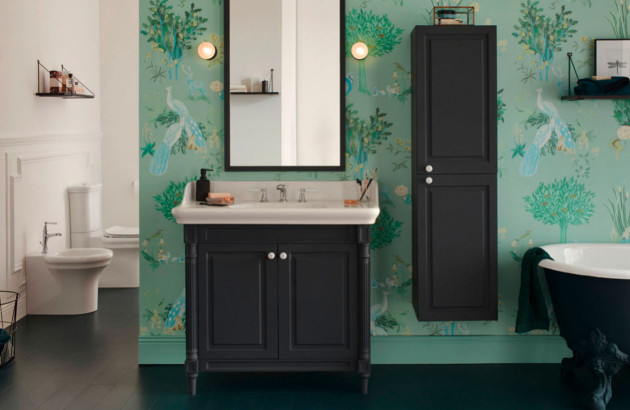 Salle de bains au style rétro avec meubles noirs