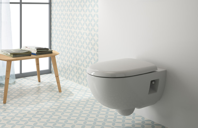 WC suspendu avec abattant coloré sur mur décoratif bleu, idée déco originale pour toilettes modernes
