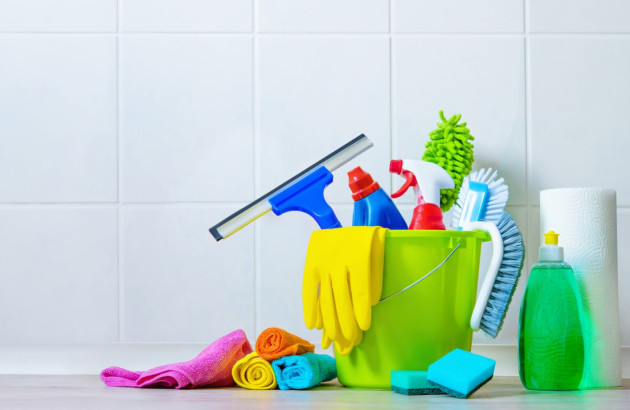 Produits d'entretien de différentes couleurs