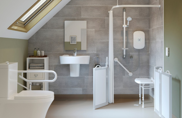 Salle de bains PMR complète avec tabouret de douche, barres d’appui, douche sécurisée et aménagement accessible.
