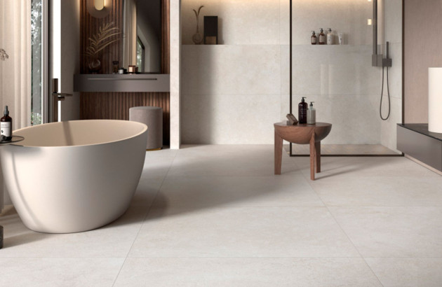 Salle de bains avec des carreaux de carrelage grand format