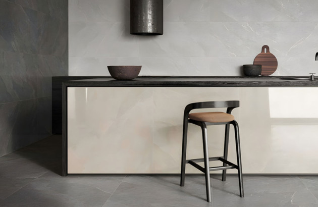 Bar dans une cuisine avec du carrelage uni