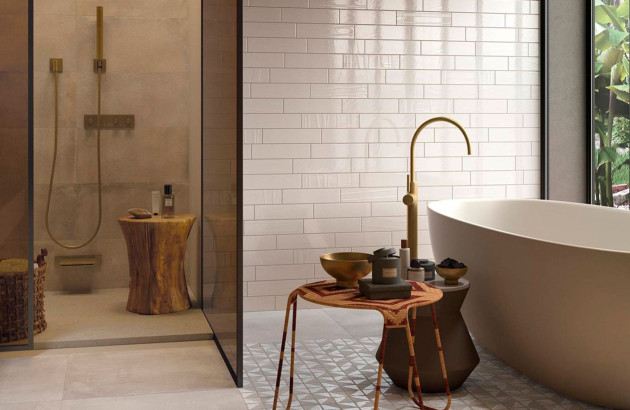 Salle de bains avec du petit carrelage