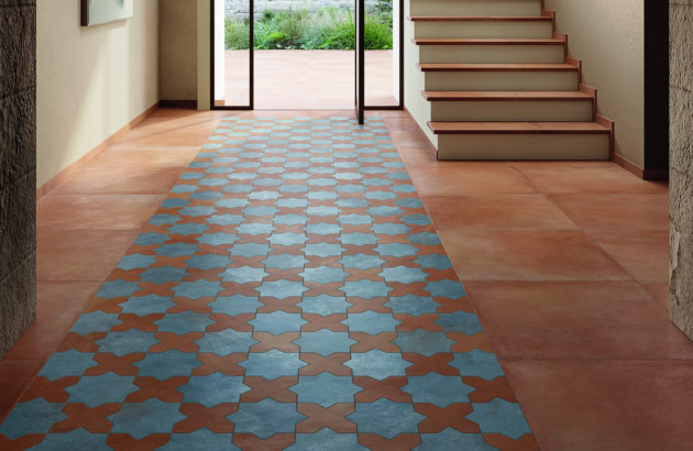 couloir avec du carrelage terracotta marron et bleu