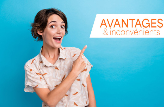 Femme qui pointe son doigt vers un texte 