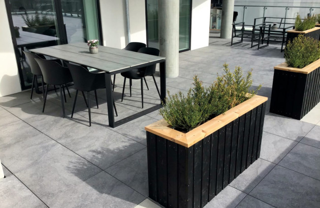 Terrasse élégante avec carrelage travertin gris.