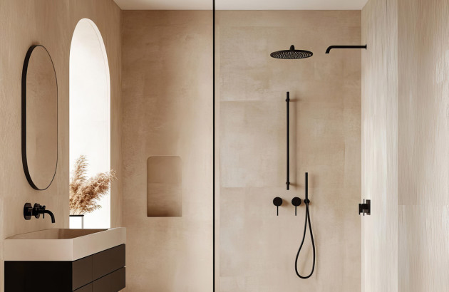 Salle de bains avec murs ambiance méditerranéenne et douche à l'italienne&