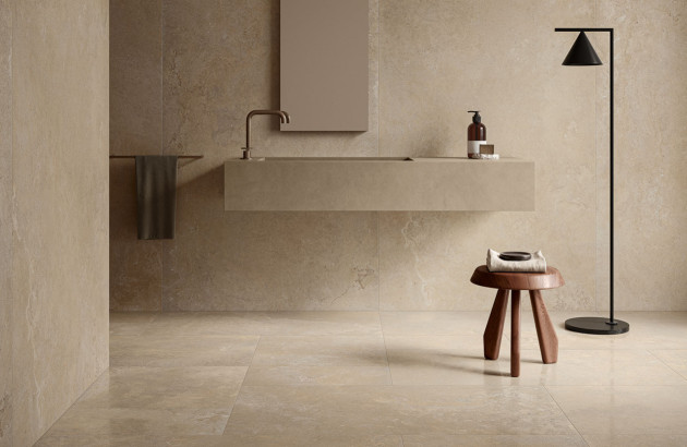 Salle de bains minimaliste équipée de carrelage grand format
