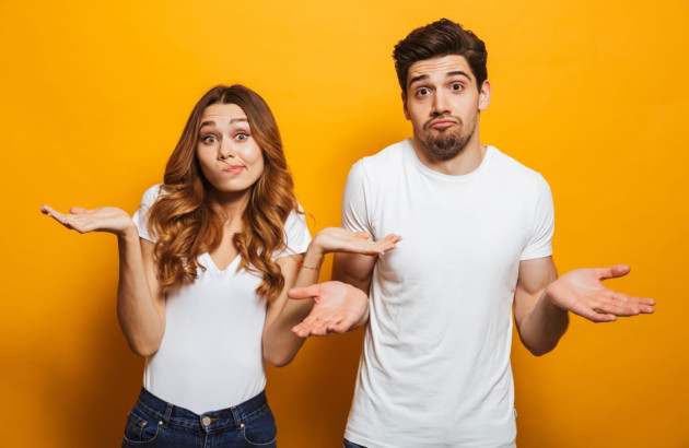 Homme et femmes qui ne savent pas devant un fond jaune