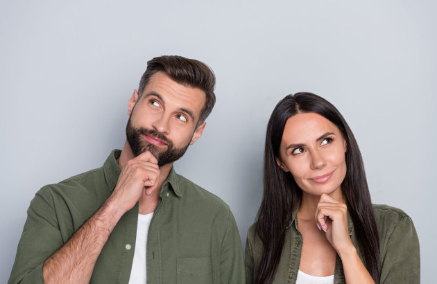 Homme et femme qui se posent des questions, curieux