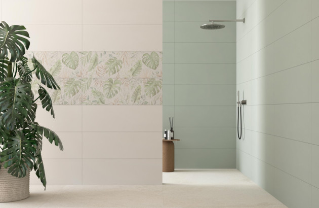 Salle de bains carrelée avec du carrelage mural a motifs floraux
