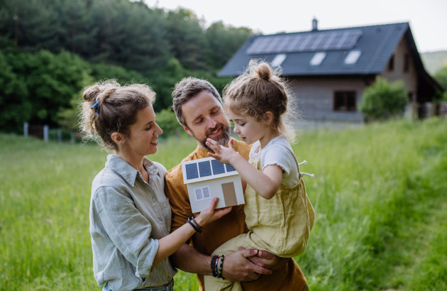 Famille visiblement très heureuse grâce aux panneaux solaires