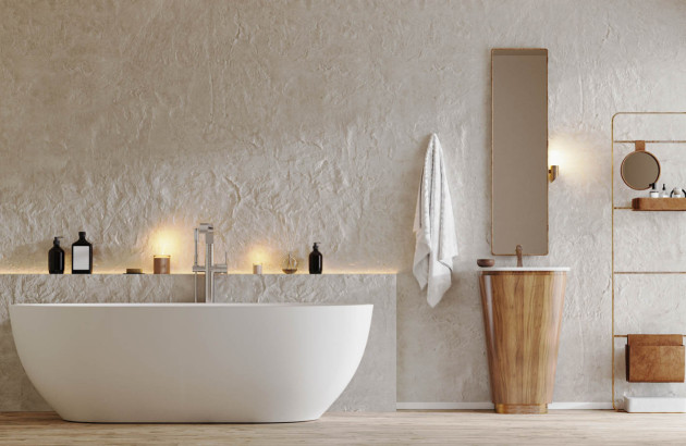 Baignoire en acier émaillé dans une salle de bains aux tons blancs