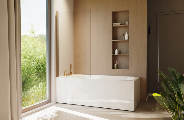 Baignoire blanche adossée au mur avec paroi vitrée dans une salle de bains moderne aux finitions bois.