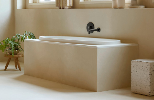 Baignoire semi-ilôt beige style travertin