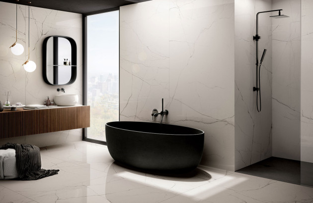 Baignoire ilôt noire avec carrelage imitation marbre
