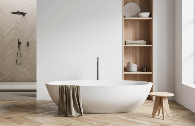 Baignoire blanche ilot dans une salle de bains