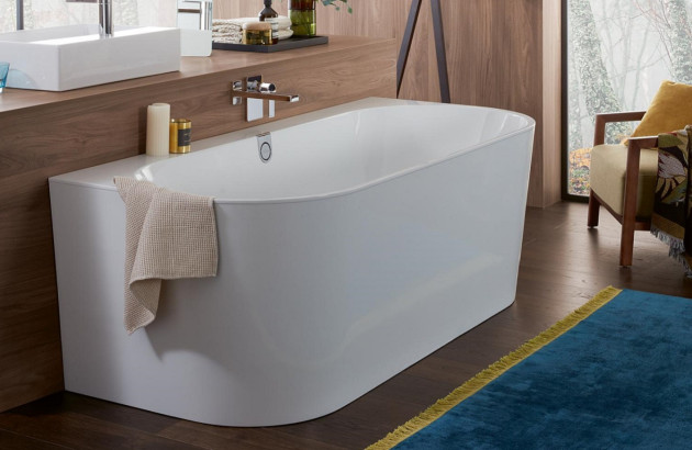 baignoire semi ilot dans une salle de bains en bois
