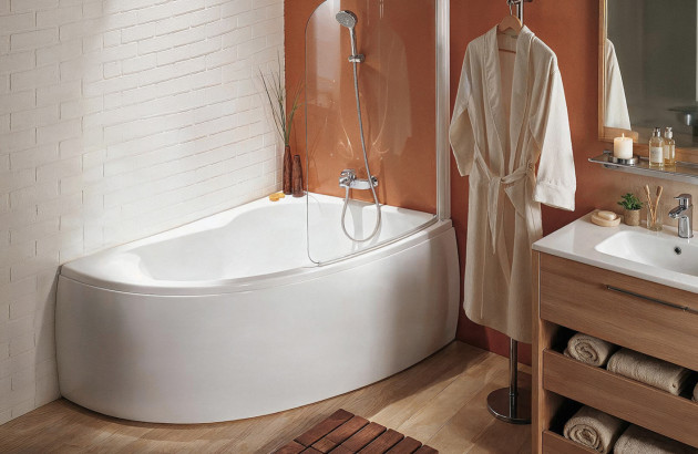 Baignoire asymétrique avec pare-baignoire vitré.