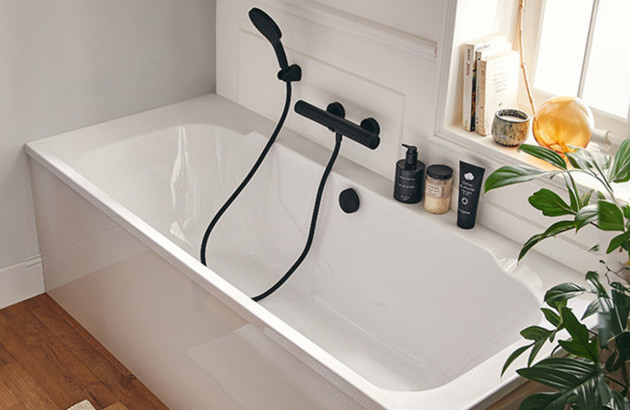 Baignoire murale d'angle en matière composite blanche