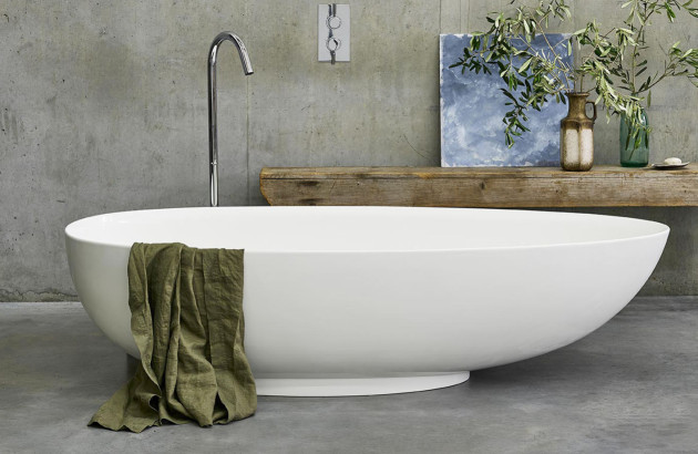 Baignoire ilot dans une salle de bains de style vintage campagne chic