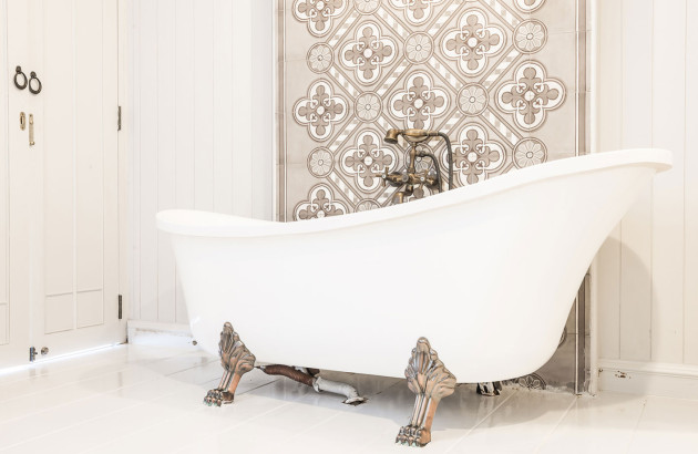 Baignoire sur pieds blanche