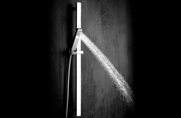 barre de douche design avec pommeau qui arrose de l'eau