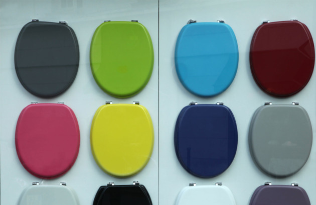 Sélection d'abattants de toilettes de différentes couleurs