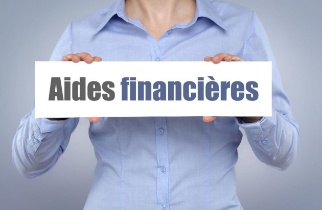 Personne qui tient un panneau où est inscrit 