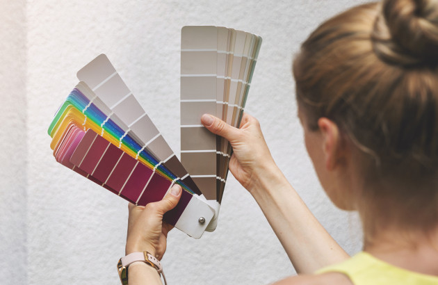 Sélection de nuancier peinture pour harmoniser les couleurs d’une salle de bains.
