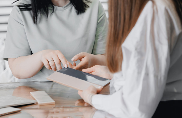 Conseil en showroom sur le choix du carrelage et de la colle compatible avec chauffage au sol.
