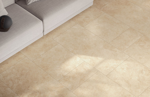 Différentes tailles de carrelage posées au sol d'un salon