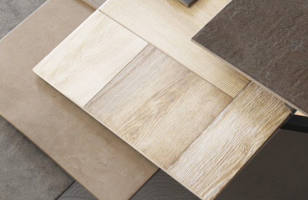 Carrelage imitation bois blanchi dans un espace minimaliste avec colonnes béton et décoration épurée