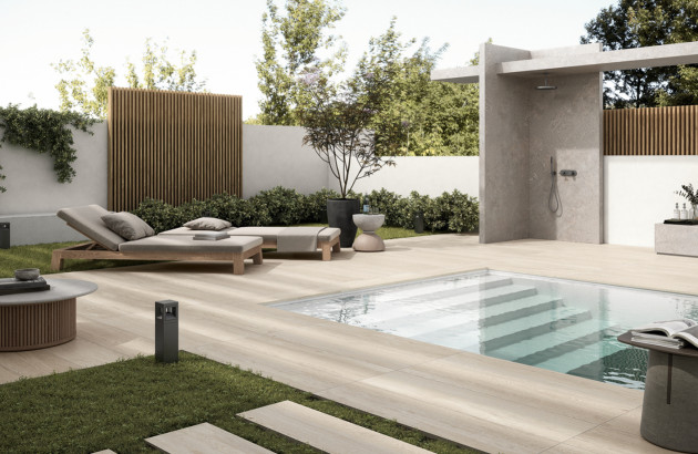 Terrasse avec carrelage effet bois autour d’une piscine, idéale pour un extérieur moderne.