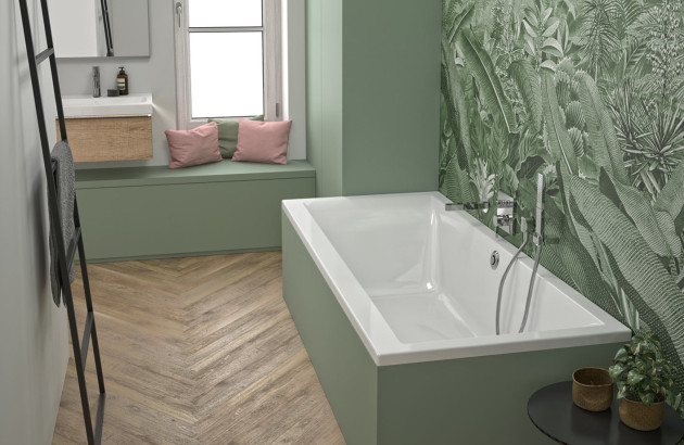 Petite salle de bains avec baignoire compacte habillée de vert sauge et papier peint végétal pour optimiser l’espace avec style.