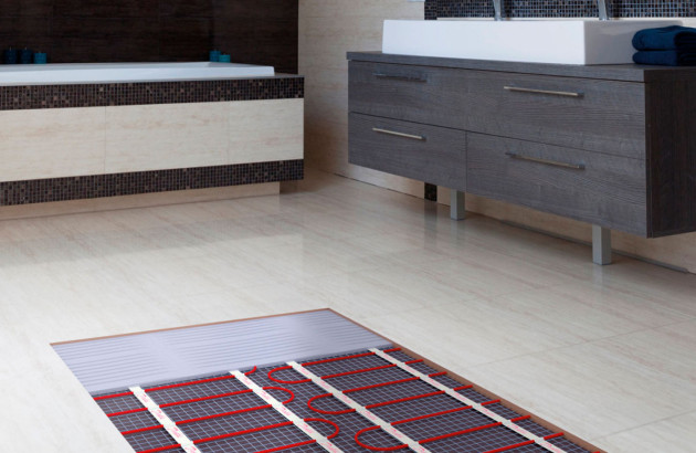 Salle de bains équipée d’un plancher chauffant sous carrelage pour améliorer le confort thermique.