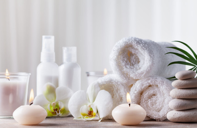 Bougies, huiles et serviettes pour salles de bains zen