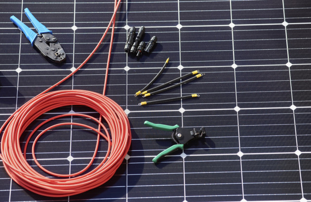 Outils pour brancher un panneau solaire posés sur un panneau solaire