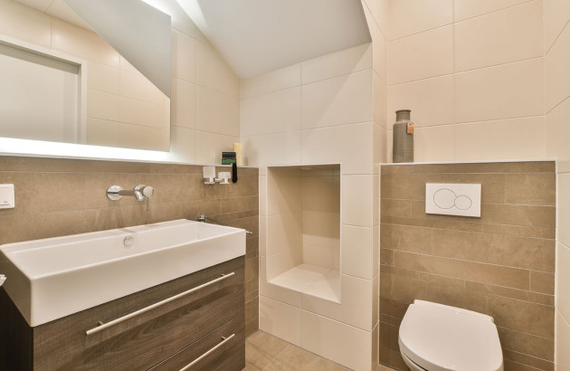 Petite salle d’eau avec meuble vasque et WC suspendu.
