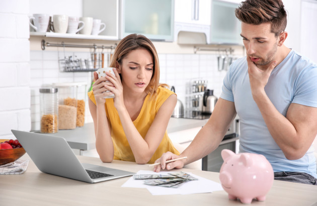 Couple calculant le budget d’une rénovation de salle de bains