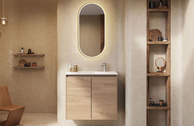 Salle de bains contemporaine avec rangements ouverts en bois et miroir rétroéclairé